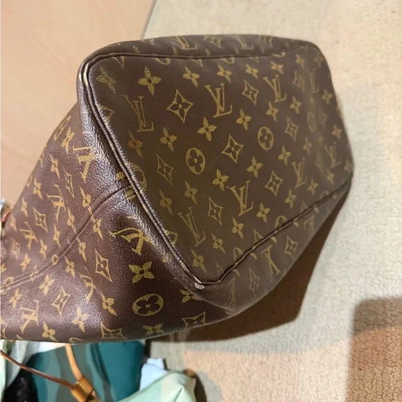Louis Vuitton Neverfull MM - Picture 7 of 10